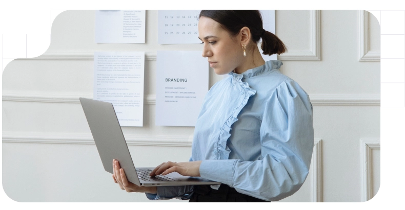 Persona registrándose en acelera pyme | Person login out in acelera pyme