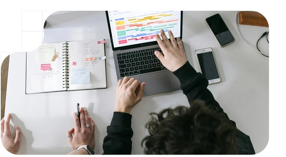 People using the electronic signature in a business in México