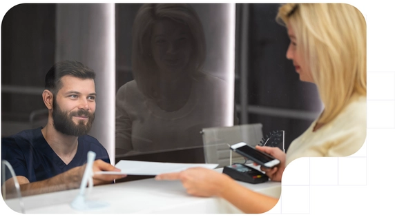 Hombre firmando un contrato de leasing en un banco