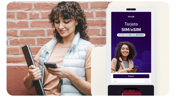 Persona utilizando un kiosko interactivo para expender una tarjeta SIM